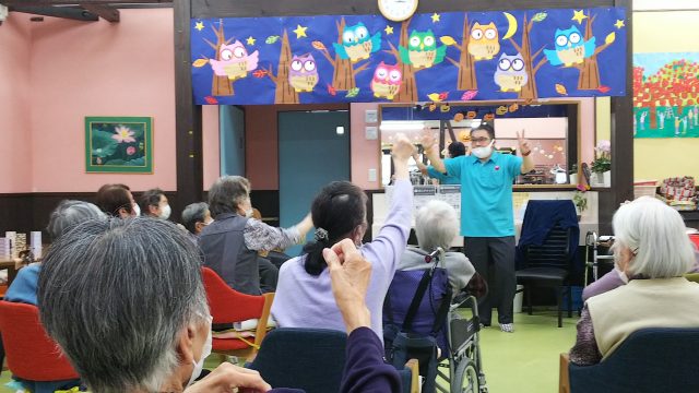 デイサービスでの認知症予防体操風景写真